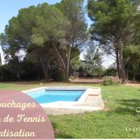 La Villa des Pins avec piscine et tennis, hotel near Nimes-Ales-Camargue-Cevennes Airport - FNI, Garons