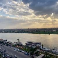 Luxury nile view apartment in maadi, hotel en Old Cairo, El Cairo