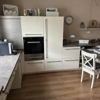 Apartment with top kitchen and 3 sleeping rooms، فندق في Untermeitingen