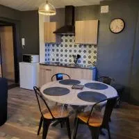 Appartement rénové avec place de stationnement gratuit, hotel di Leffrinckoucke