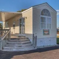 Surf City 2BR Model Home with Pool and Boat Ramp Access, khách sạn ở Surf City