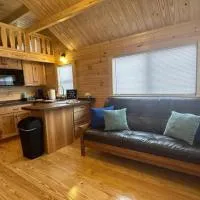 Get-away Cabin in Surf City w Loft and Parking, viešbutis mieste Serf Sitis