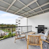 Beachside 3-Bed with BBQ, Pool, Gym & Tennis Court, hotel near Sunshine Coast Maroochydore Airport - MCY, Marcoola