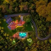 StayVista at Moksh Villa - BBQ & Jacuzzi, hotel i Alibag
