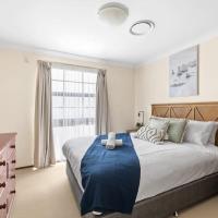 Beautiful Home In Milperra Sleeps 8, hotel malapit sa Bankstown Airport - BWU, Sydney