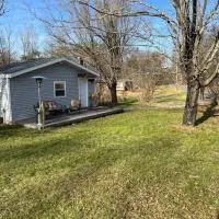 Country Cottage with Large Yard, Fire Pit & Nature Views, hôtel à Saugerties