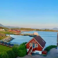 Waterfront Rorbu - By the Beach, Hotel in Bud