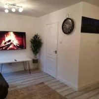 Newly Renovated Cosy 1 bed flat, 4 minutes walk to Town Centre, 3 minutes walk to the train station, Free parking, Modern, fresh and spacious living room, Netflix ready smart TV, Wifi, hotel i Wellingborough
