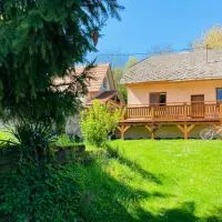 Tradičná kopaničiarska chalupa, hotel a Košariská-Priepasné