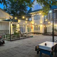 Green West House, hotel malapit sa Manas International Airport - FRU, Bishkek