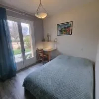 Studio T1 paisible dans villa avec bassin naturel, Hotel in Saint-Pierre-de-Lages