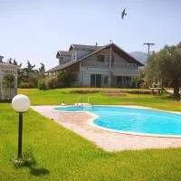 Farmhouse with pool minutes from beach, hotel v mestu Amarinthos