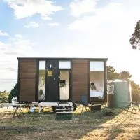 Pine Edge Heights by Tiny Away, hotel in Ellendale