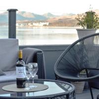 Lochside cottage with scenic terrace views, Argyll, hotel in Clynder