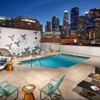 Cozy 2bed Condo with balcony & a rooftop pool, хотел в района на Little Tokyo, Лос Анджелис