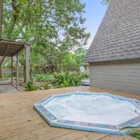 Spacious 5BR and 3BA Plus Cozy Cabin With Spa Near Galleria