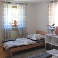 #6 Helles sonniges Zimmer mit 2 Betten,Sofa W-Lan frei Airport nah gelegen mit WG Bad, hotel near Memmingen Airport - FMM, Trunkelsberg