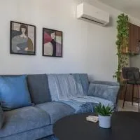 Creative 1br Pool view Apt with covered parking, hótel í Livadhia