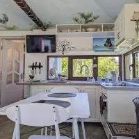 Wooden House Apuseni Tiny Retreat Hot Tub & Mountaun wiew, hotel em Certeju de Sus