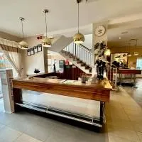 Hotel Pod Dębami, מלון באוסטרוב וילקופולסקי