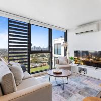 Elegant Inner-West 2-Bed with City Views & Pool, отель в Мельбурне, в районе Flemington 