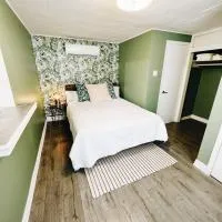 Cottage Feels in the City - Downtown Apartment & Backyard Bliss, hotel in Fredericton