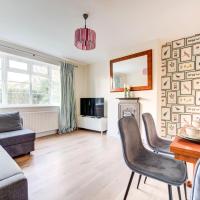 Bright Charming Apartment In Ealing, hotel di West Ealing, London