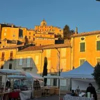 plein coeur de BANON โรงแรมในBanon