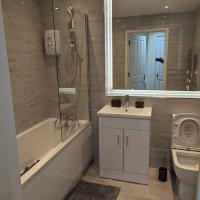 Viesnīca Newly Launched Two Bedroom House By Den Accommodation Short Lets & Serviced Accommodation With Garden rajonā Čarltona, Londonā