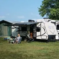 Cozy Camper at Howland's Hideout، فندق في Sampson