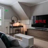 Guestly Homes - 2BR Central Charm, hotel in Boden