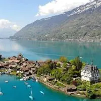 Romantic Swiss Alp Iseltwald with Lake & Mountains, hotel sa Iseltwald