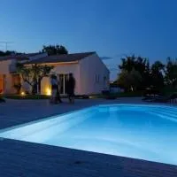 la villa d'Ariane-piscine-jaccuzi-15 mn Mer, Hotel in Vendargues