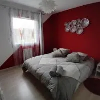 chambre rouge privée avec piscine, hotel in Doissin