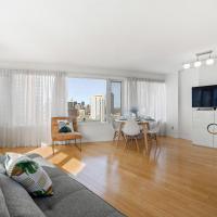 Modern 2-Bedroom Condo w Floor to Ceiling Windows, hotel in: Yonge - Dundas, Toronto