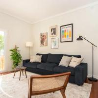 WHome Coastal Comfort: Apartment Retreat by the Sea: Estoril şehrinde bir otel