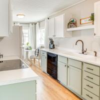 Pet-Friendly Watertown Home about 1 Mi to Downtown!, hotell sihtkohas Watertown lennujaama Watertown'i regionaalne lennujaam - ATY lähedal