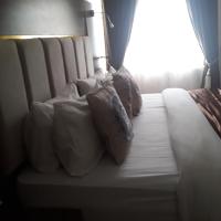 Franzy Luxury Hotel & Suites, hotel perto de Jos Airport - JOS, Jos