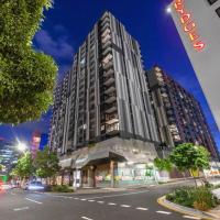 Modern Homely 2BR APT w Parking Bowen Hills: bir Brisbane, Bowen Hills oteli