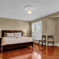 Individual Bedroom - Homey Queen Retreat with Kitchen and Living Room in Shared Home, hotel sa East Credit, Mississauga