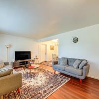 Cozy and Quiet Hanover Park Townhome!