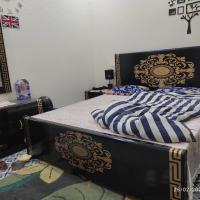 Muslim friendly guest house, hotell nära Sialkots internationella flygplats - SKT, Sialkot