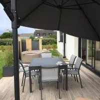 Maison cosy à 300m de la plage avec spa, hotel din Plouescat