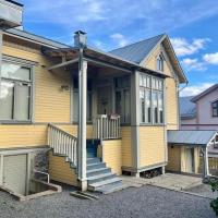 19th century house with parking hall, own entrance and terrace, hotel a prop de Aeroport de Vaasa - VAA, a Vaasa