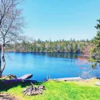 Private Lakefront Escape Swim Sip Wine Stargaze 25 Mins to Halifax, hôtel à Terence Bay
