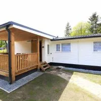 Zeer ruim 6-persoons vakantiehuis met overdekte veranda, hotel sa Epe