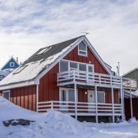4-bedroom house with sea view and hot tub, hotell i nærheten av Qasigiannguit Heliport - JCH i Ilulissat