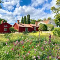 Heritage-listed country cottages