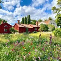 Heritage-listed country cottages, hotel em Eskilstuna