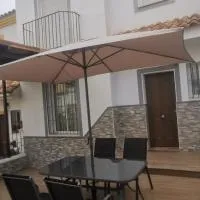 HOGAREÑO ADOSADO EN EL PUEBLO DE ARDALES, hotel en Ardales